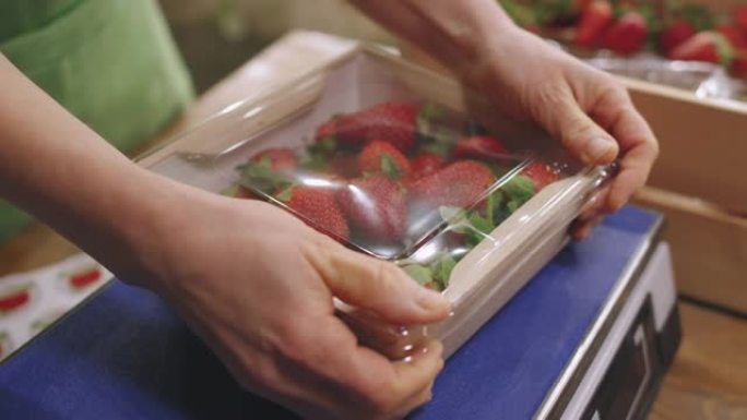 将草莓包装在容器中