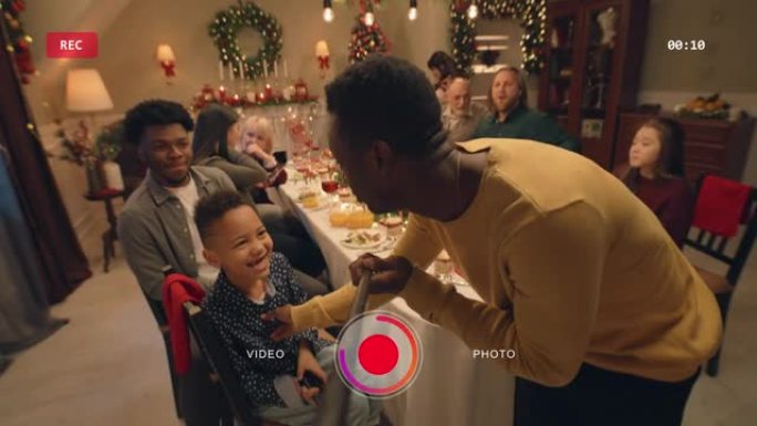 非裔美国人在圣诞节家庭晚餐上录制视频