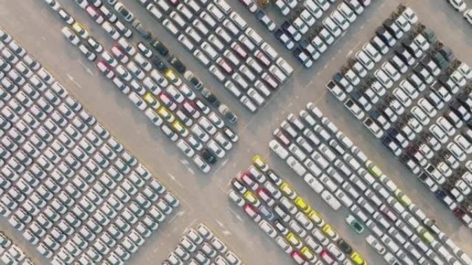 现代海港大型停车场新车配送中心鸟瞰图。
