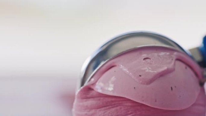 极端特写冰淇淋供应商用冰淇淋勺卷草莓冰淇淋勺