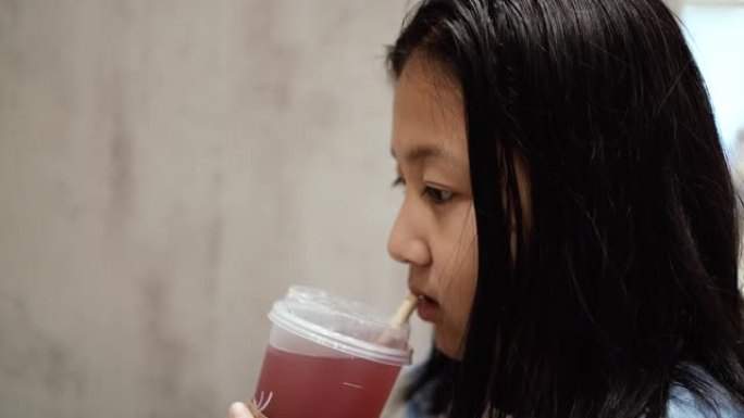 亚洲女孩喝健康维生素果汁