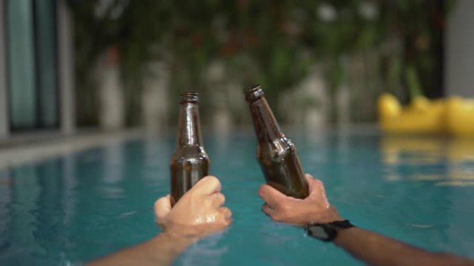 喜欢在户外游泳池喝啤酒和鸡尾酒的朋友聊天