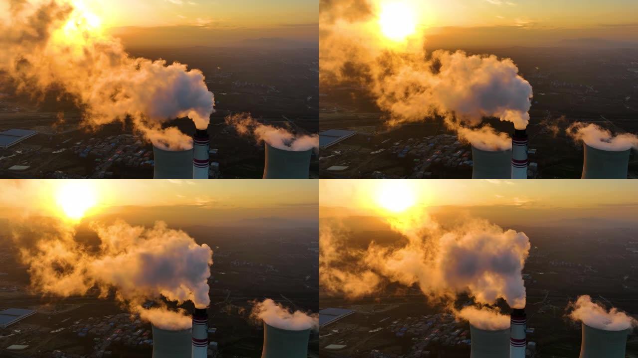 工厂或发电厂的烟囱在日落时会产生烟雾