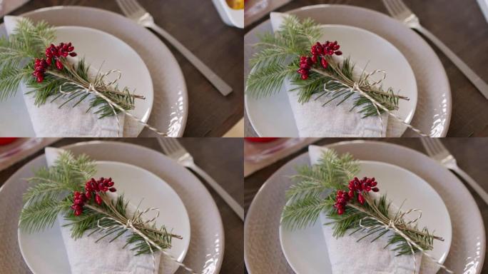 圣诞桌上盘子上装饰的亚麻餐巾