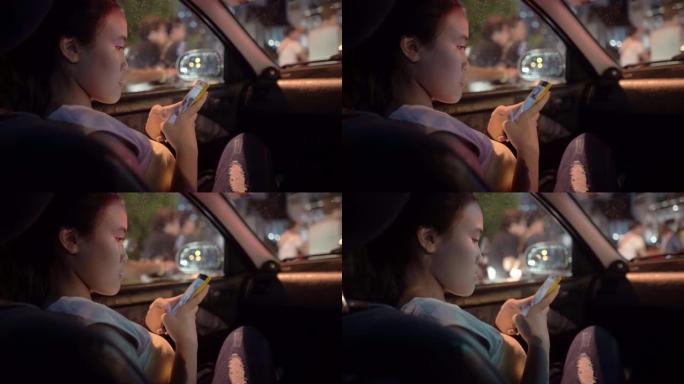 十几岁的女孩在汽车中使用智能手机，背景是交通车