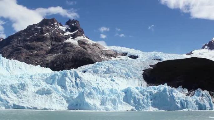 阿根廷圣克鲁斯省洛斯冰川国家公园的斯佩加齐尼冰川和阿根廷湖。