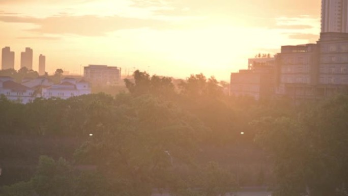 雨中夕阳透过窗户望向城市，夕阳在窗户上反射