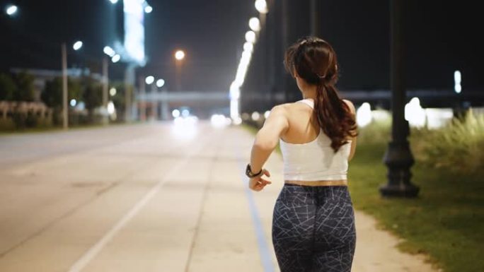亚洲运动女子夜间跑步锻炼
