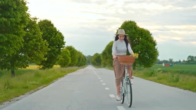 慢动作快乐年轻女子骑自行车
