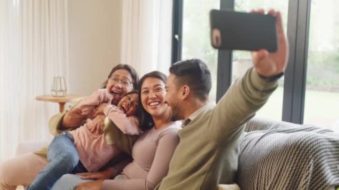 顽皮的多代家庭自拍，在家交往。一名男子在带他的小女孩去看望她的祖母时用电话拍照。孩子与父母的联系