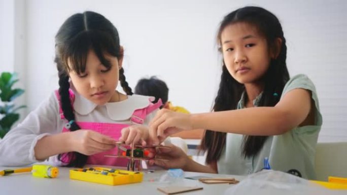 学习机器人编程和算法思维培训班的小学生特写小组。小学教育STEM教育概念。