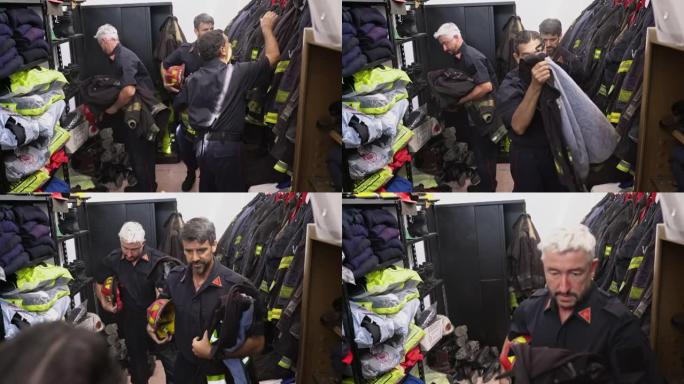 40多岁和60多岁的男性消防员抓住紧急装备