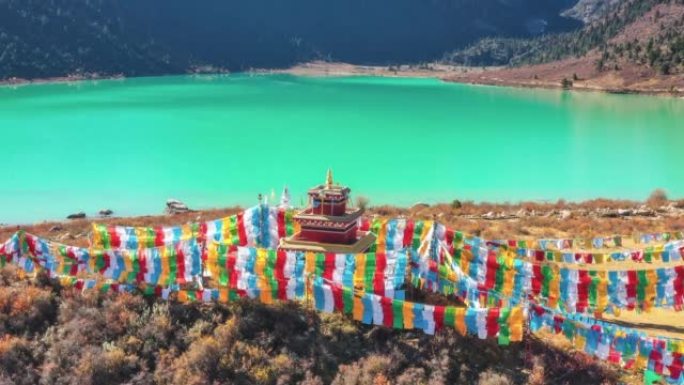 川西湖畔的一座寺庙