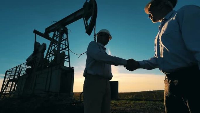 油田的两名工程师握手协议