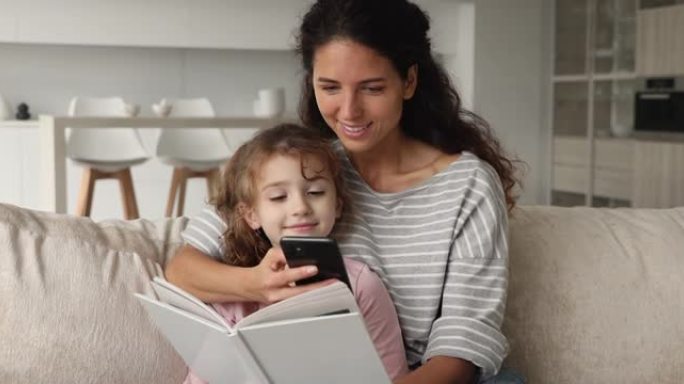 家人因阅读书籍而分心，使用智能手机玩得开心