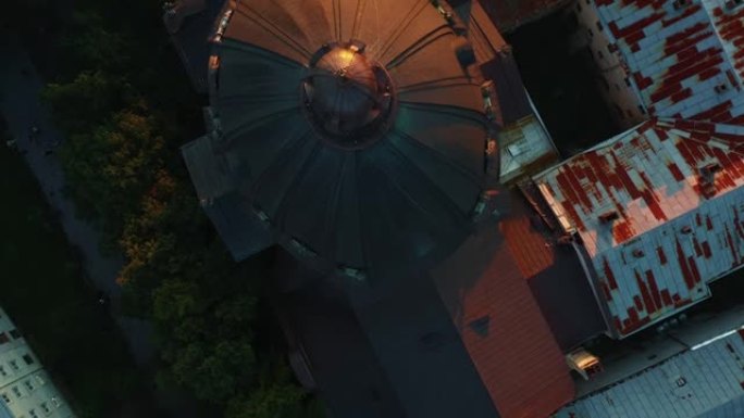 俯视图无人机直接飞过乌克兰日落利沃夫的铜绿覆盖的正宗拉丁大教堂尖顶屋顶。