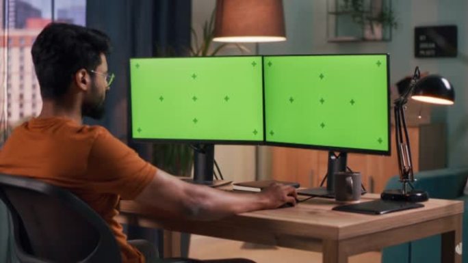 印度男性在家浏览电脑
