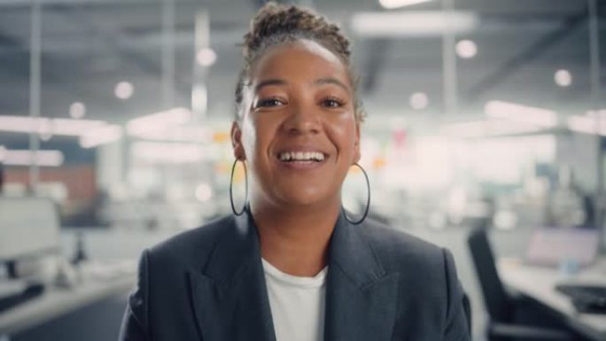 非裔美国女经理在现代办公室视频通话中与客户交谈的肖像。与合作伙伴，同事，家人或朋友在计算机上进行商务
