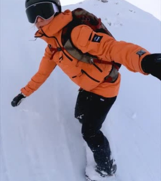 一名女性滑雪者在粉雪上下山的自拍视图