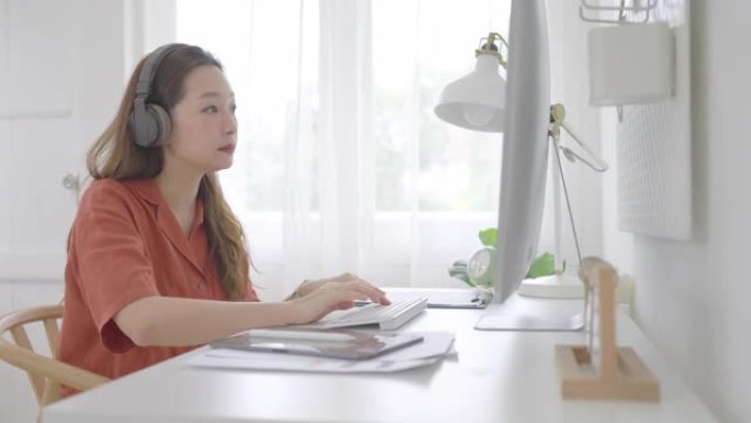 美丽的亚洲女商人，年龄36岁，在家通过电脑工作。成人在线学习概念。与阿尔法香奈儿。