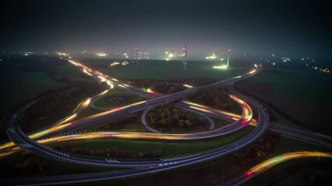 夜间高速公路交叉口的鸟瞰图