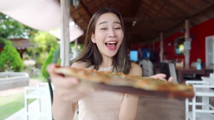 夫妇在比萨店享用自制披萨