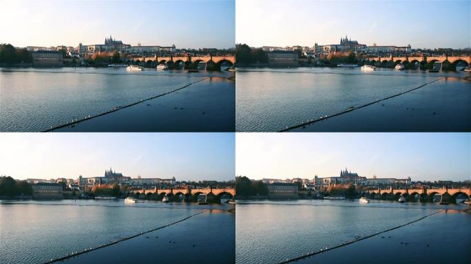 捷克共和国首都布拉格的景色，在美丽的日落时分，查理大桥与老城的塔楼和尖顶在一起。