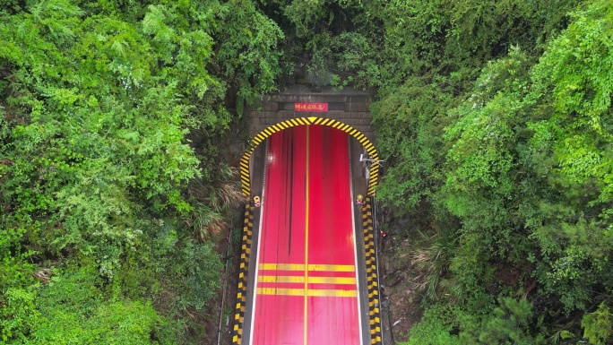 俯瞰网红隧道车流  神仙岭隧道