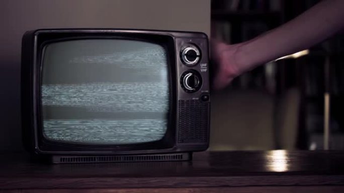 男性手敲打旧电视机，直到出现绿色屏幕。4k分辨率。