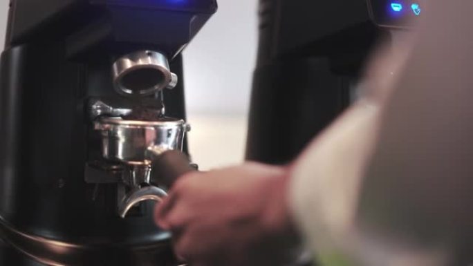 咖啡师用咖啡豆研磨机准备咖啡