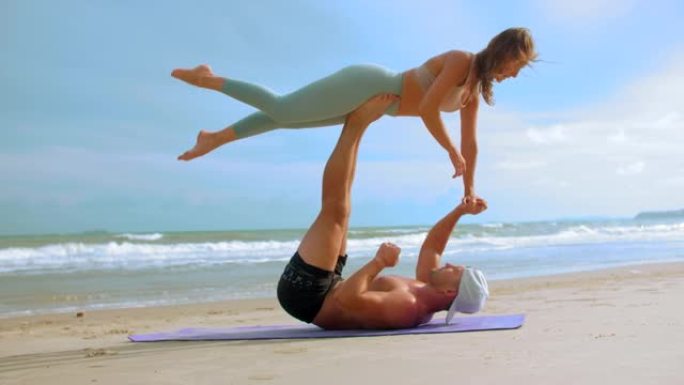 沙滩上的Acro瑜伽，情侣，瑜伽