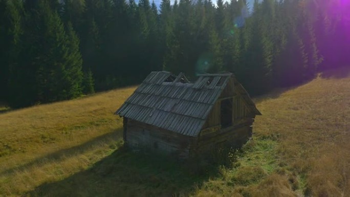 空中: 山间空地上的老牧羊人小屋