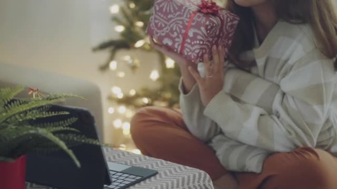 在新型冠状病毒肺炎大流行期间通过视频通话庆祝圣诞节的朋友