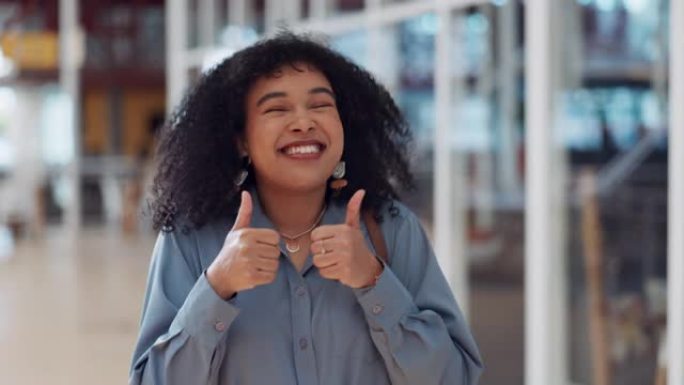 黑人妇女，面对和微笑，竖起大拇指，对办公室的工作，好或满意。快乐的非洲裔美国女性创意设计师的肖像微笑