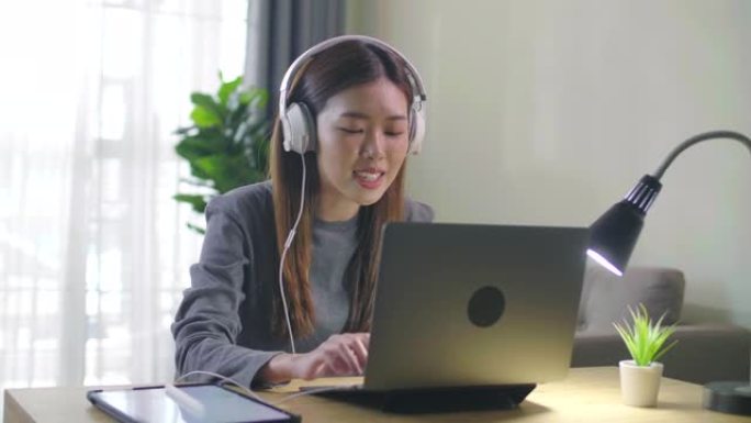 年轻的亚洲女性自由职业者使用笔记本电脑与客户合作视频会议