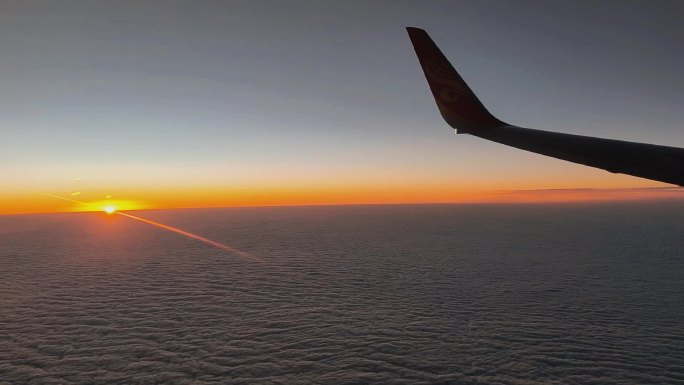 云层之上万米高空日落