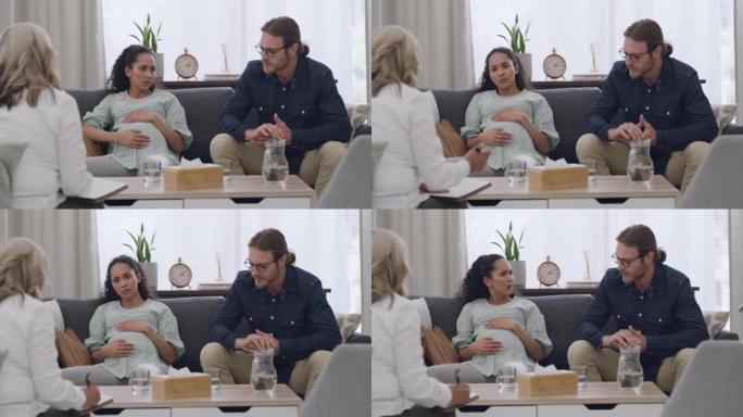 一对年轻的异族夫妇坐在沙发上与他们成熟的女治疗师在办公室里争吵。不快乐的男朋友和怀孕的拉丁裔女友试图