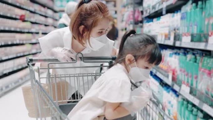 亚洲母女戴口罩逛超市快乐亚洲家庭新常态生活方式