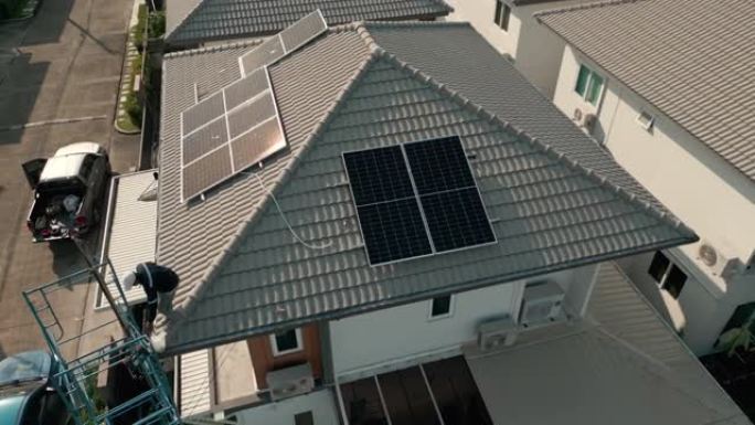 屋顶上太阳能电池板的鸟瞰图。