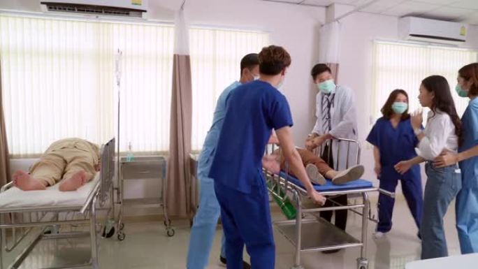 4K UHD多莉拍摄: 医院格尼担架床上的新病人被送到急诊室，护士和她一起做心肺复苏术。