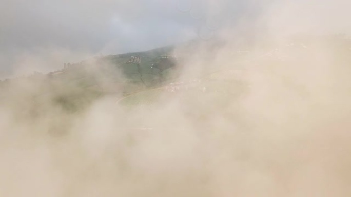 空中拍摄山上的小村庄多云