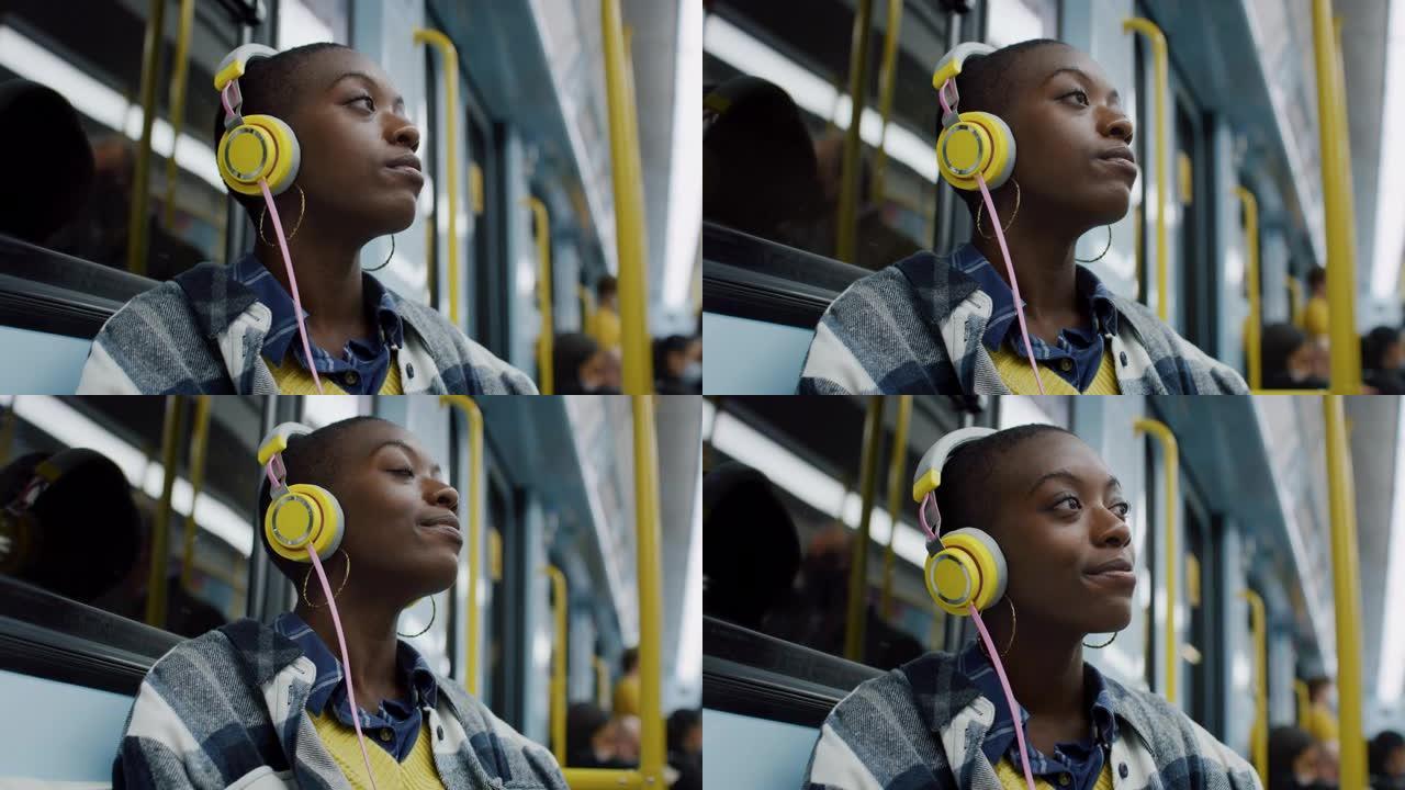 微笑的女人在乘地铁旅行时用耳机听音乐。时尚的女性使用公共交通工具回家，享受自己的时间并进入自己的个人