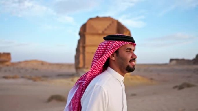 20多岁的沙特男子参观了Hegra的岩石坟墓