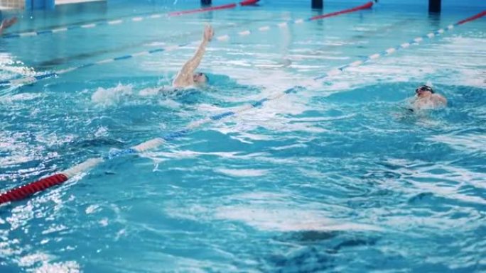 男子在游泳池里背游泳的慢动作