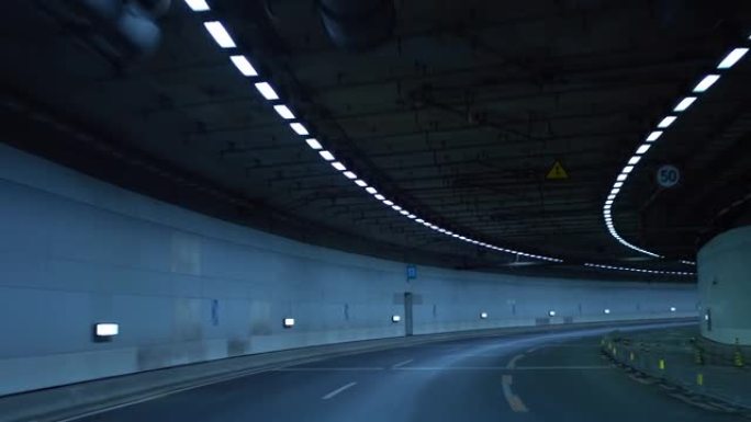 POV汽车在高速公路上的隧道中夜间行驶