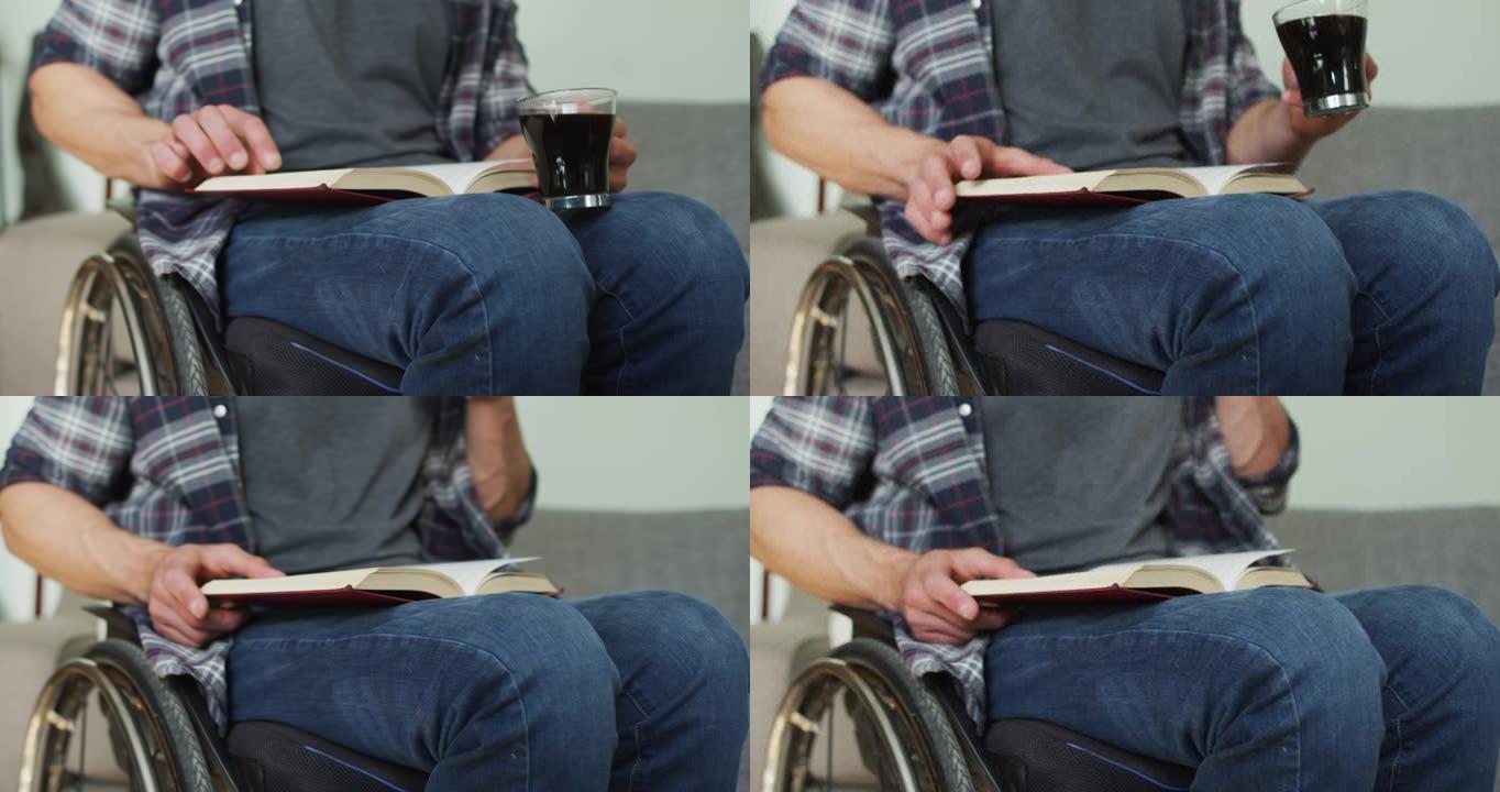 轮椅上的高加索残疾人的中段阅读书籍并在客厅喝咖啡