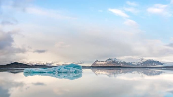 Jokulsarlon泻湖无缝环中的云景和冰山的延时拍摄