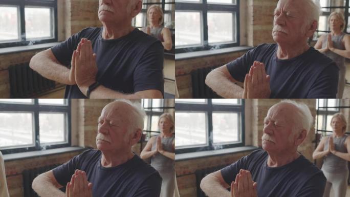 老人在瑜伽课上冥想