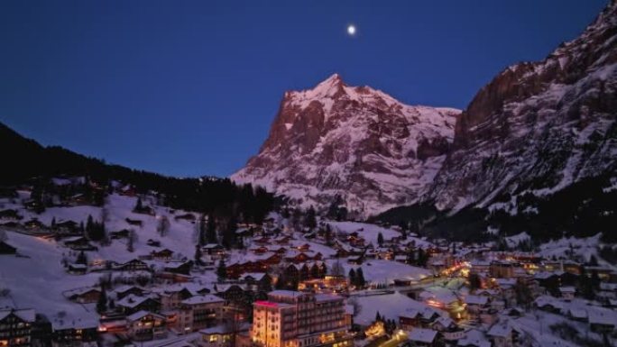 瑞士冬夜在Murren村的小屋小屋的空中拍摄