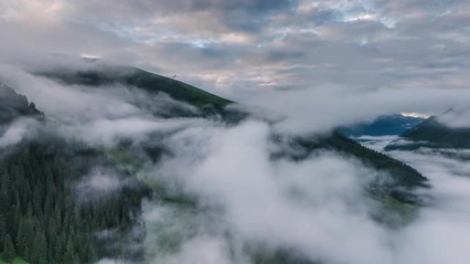 云和晨光在川西山区徘徊